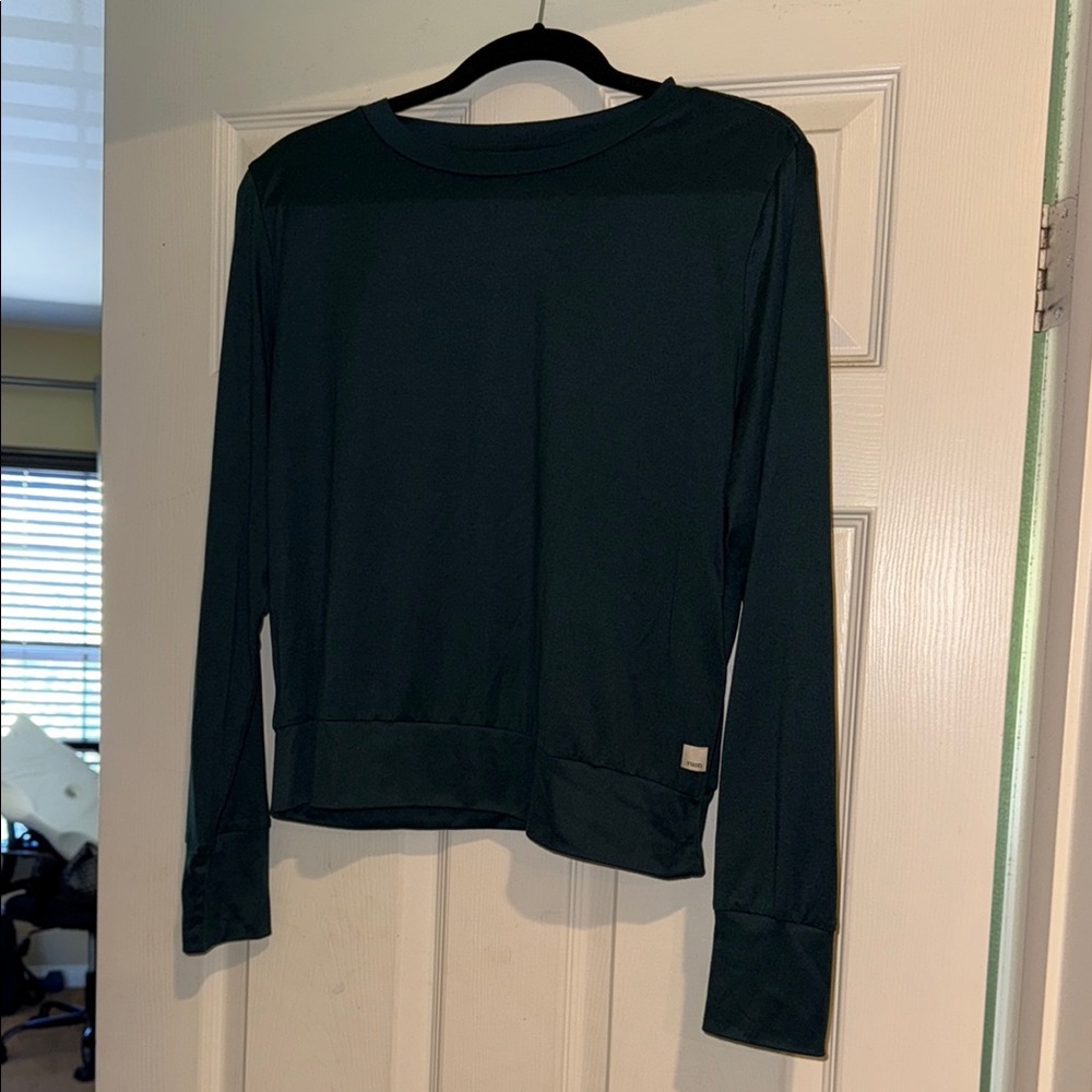 Pre-love Vuori Size L Day Dream Crew Moss Heather Long Sleeve Top